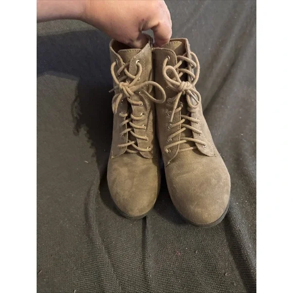 Women's Lace Up Block Heel Bootie Boots Taupe Size 7.5 - Picture 2 of 6
